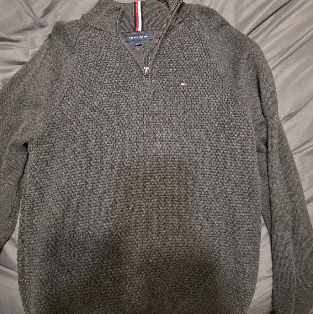 Tommy Hilfiger Gray Zip Up Sweater with Ribbed Knit Texture